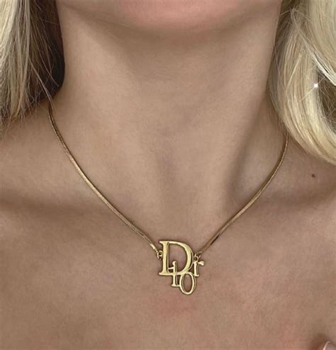 dainty dior necklace